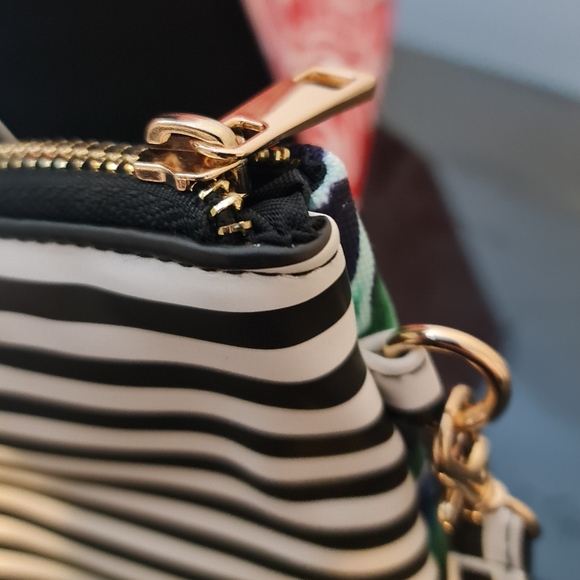 MANHATTAN Floral & Stripe Vegan Leather Wristlet NWTs - Picture 4 of 10